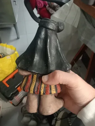 Figura de barro típico mulher da Nazaré - Portugal