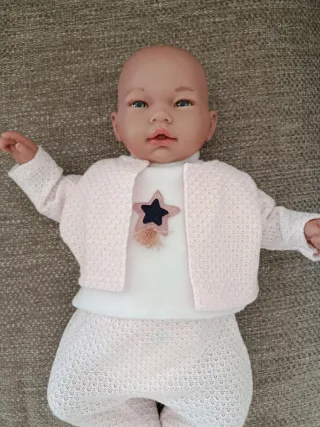 Muñeco bebé con conjunto rosa.Incluido el saco