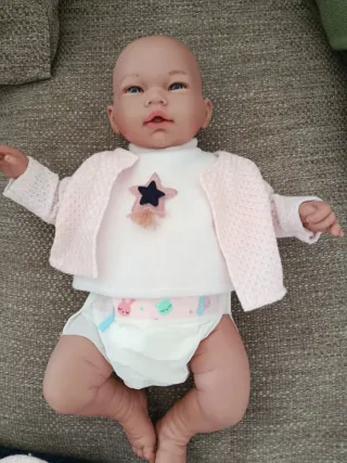 Muñeco bebé con conjunto rosa.Incluido el saco