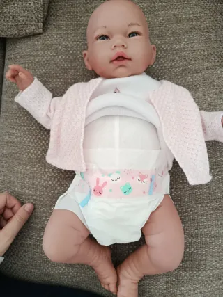 Muñeco bebé con conjunto rosa.Incluido el saco