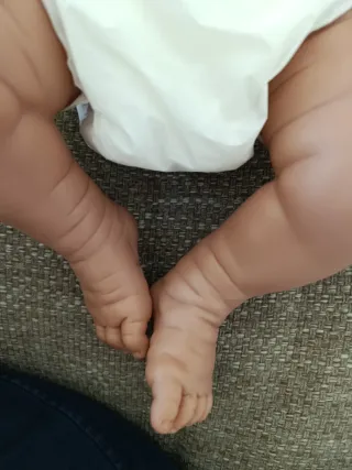 Muñeco bebé con conjunto rosa.Incluido el saco