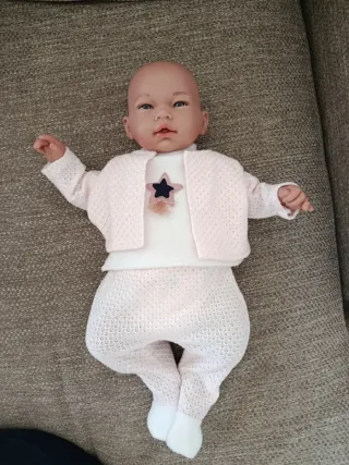 Muñeco bebé con conjunto rosa.Incluido el saco