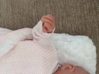 Muñeco bebé con conjunto rosa.Incluido el saco