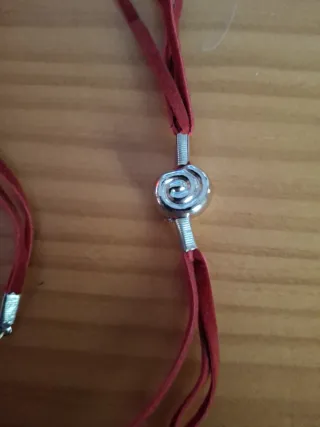 Collar rojo y plateado