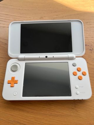 New Nintendo 2DS XL Blanca y Naranja