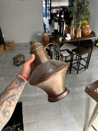 Jarra antigua de cobre martillado