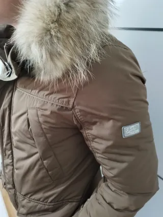 Chamarra café con gorro de pelo