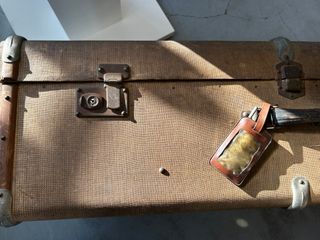 Maleta vintage rígida con refuerzos de madera