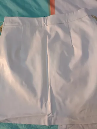 Falda polipiel blanca con flecos dorados