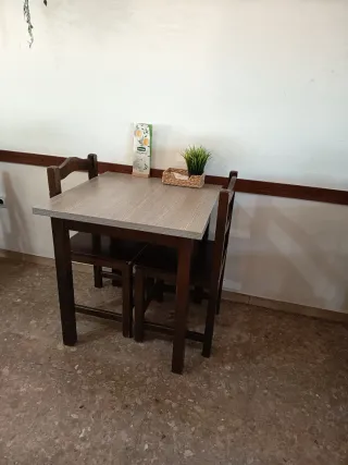 Mesas y sillas de madera maziza