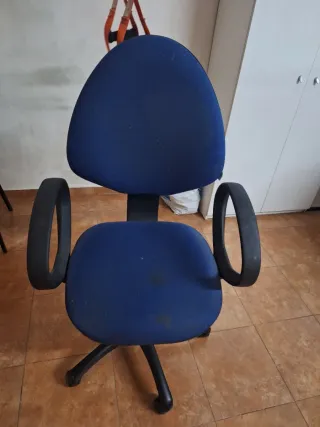Silla de oficina azul y negra