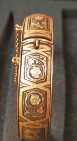 Brazalete grabado y con incrustaciones de oro 24k