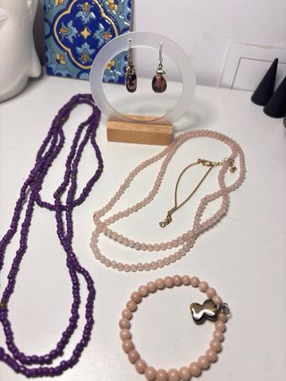 Lote de bisutería: collares, pulsera y pendientes