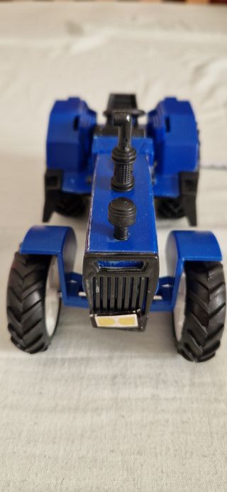 Trattore giocattolo blu