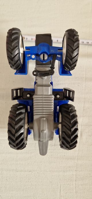 Trattore giocattolo blu