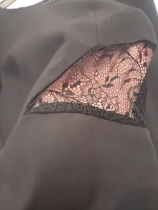 Vestido negro con detalles de tul