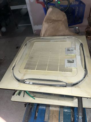 Casete aire acondicionado beige