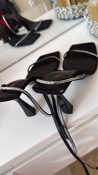 Tacones negros con brillos plateados