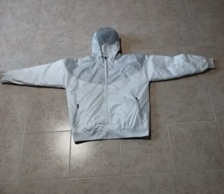 Cazadora Nike gris y blanca