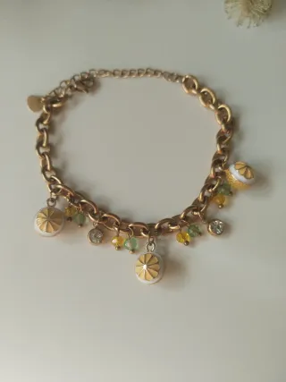 Pulsera dorada con cítricos y abalorios