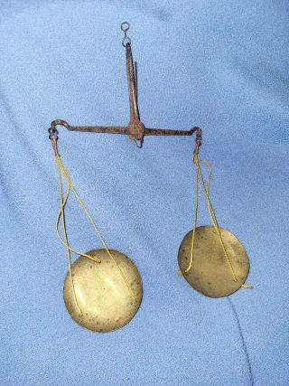 Báscula romana antigua para pesar monedas