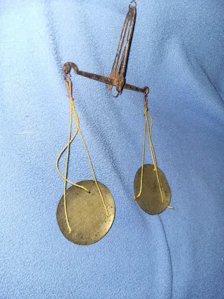 Báscula romana antigua para pesar monedas