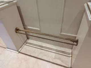 Mesa de cristal con águilas de bronce.