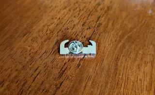 Pin Metálico Logo Pantera Rojo y Plata