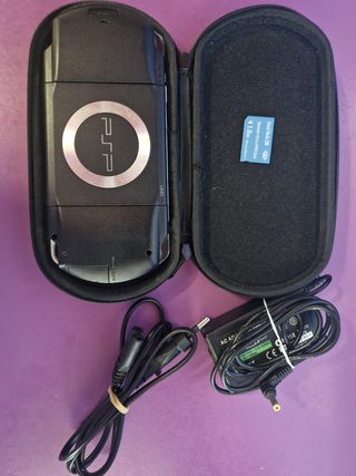 PSP 1004 Negra + accesorios (Ideal para reparar)
