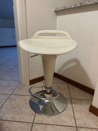 Sgabello moderno bianco e argento