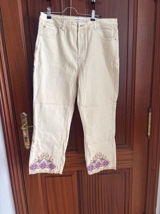 Pantalones beige con bordado morado talla 44
