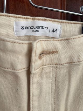 Pantalones beige con bordado morado talla 44