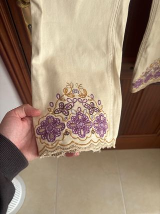 Pantalones beige con bordado morado talla 44