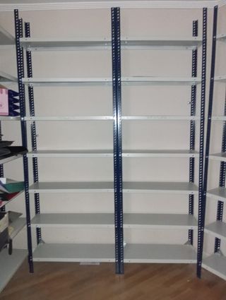 Estantería metálica azul y gris