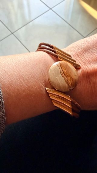 Bracciali in legno e pietra con dettagli oro