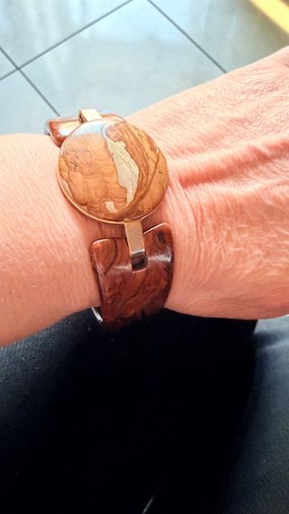 Bracciali in legno e pietra con dettagli oro