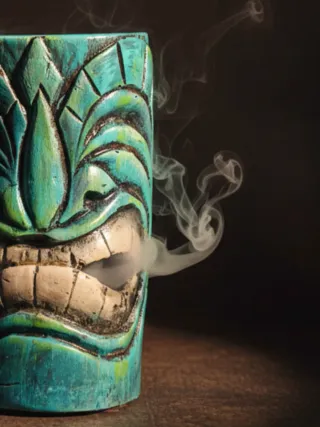 Tiki con incienso