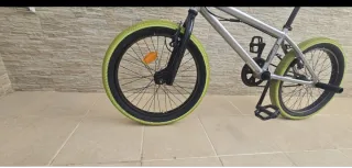 Bicicleta BMX plateada y verde, ruedas 20