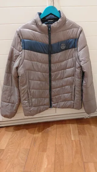 Plumífero hombre gris y azul