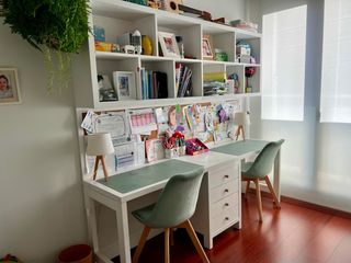 Scrivania per bambini con cassettiera, scaffale e lavagna