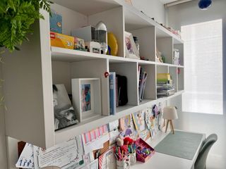 Scrivania per bambini con cassettiera, scaffale e lavagna