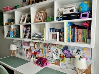 Scrivania per bambini con cassettiera, scaffale e lavagna