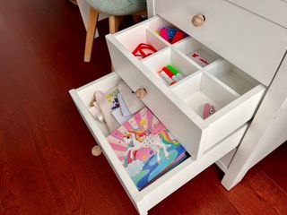 Scrivania per bambini con cassettiera, scaffale e lavagna