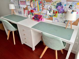 Scrivania per bambini con cassettiera, scaffale e lavagna