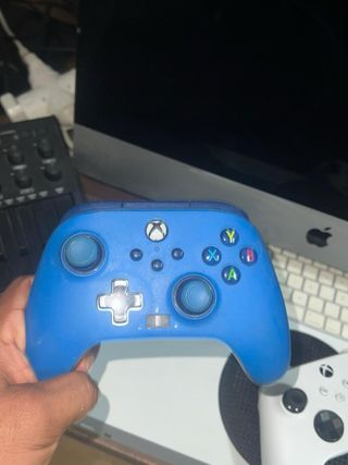 Xbox Series S con 2 mandos (azul y blanco)