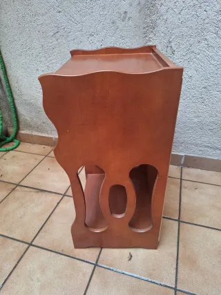 Mesita auxiliar de madera rústica