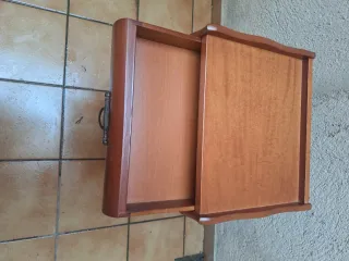 Mesita auxiliar de madera rústica