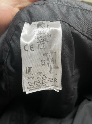 Mono de trabajo negro y rojo