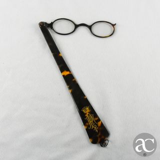 Lornhão de senhora com monograma finais séc. XIX