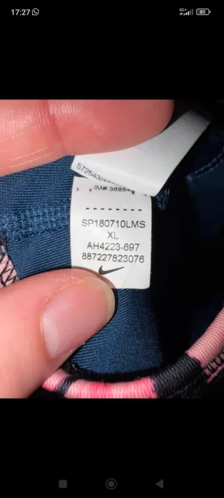 Sujetador deportivo NIKE rosa y azul.